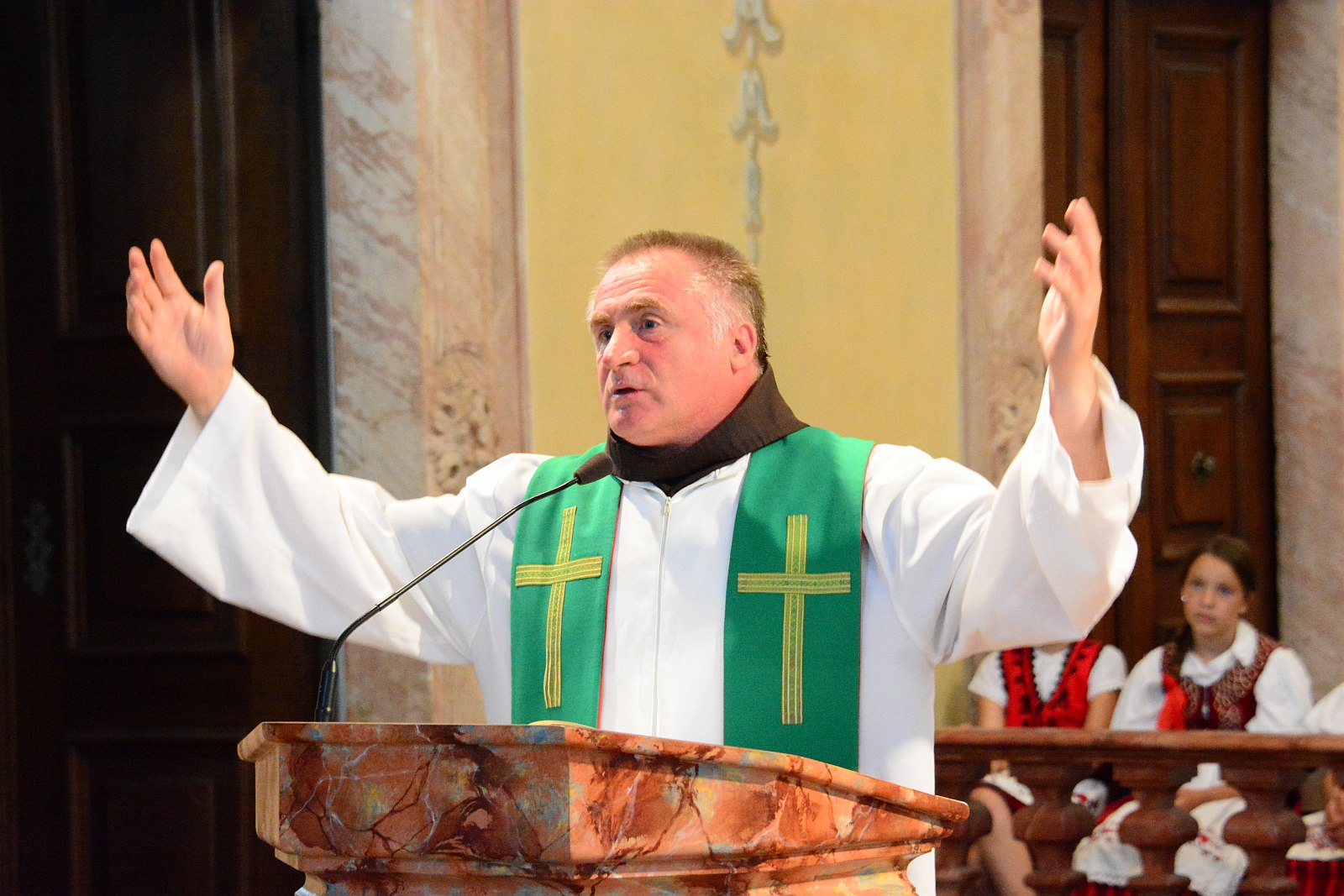 Böjte Csaba misézett Fehérváron a Ciszter templomban